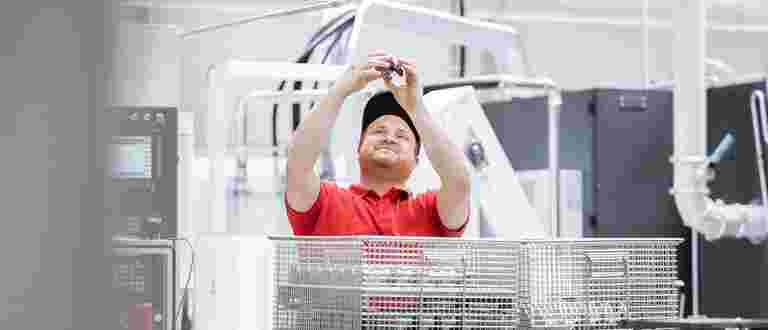 Bild eines Mitarbeiters von Scherzinger aus dem Bereich Maschinenbau Anlagenbau mit einer Zahnradpumpe.